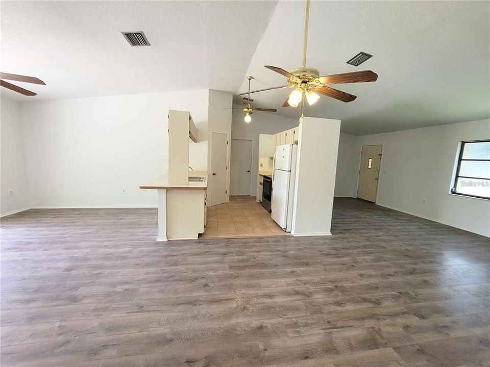 Active With Contract: $1,575 (3 beds, 2 baths, 1510 Square Feet)