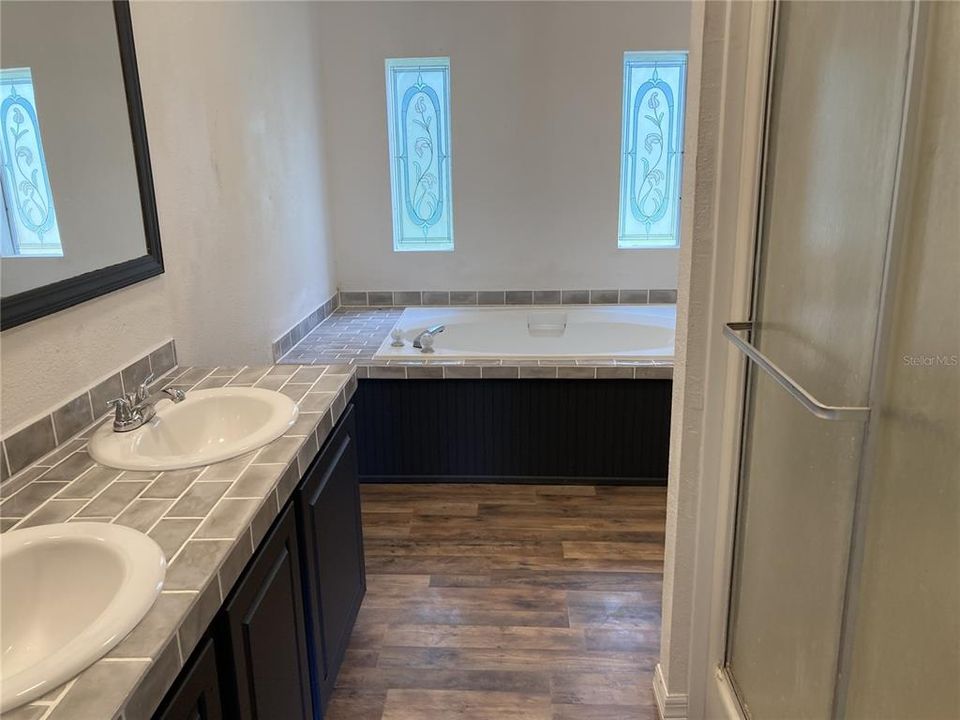 Под контрактом: $179,000 (3 спален, 2 ванн, 1701 Квадратных фут)