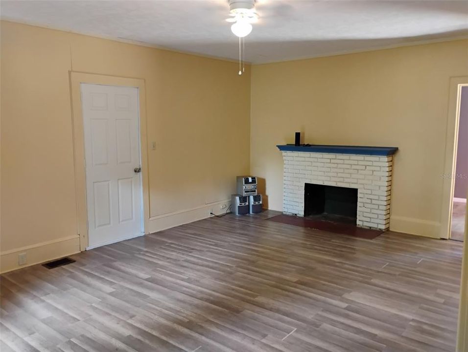 Active With Contract: $165,000 (3 beds, 2 baths, 1616 Square Feet)