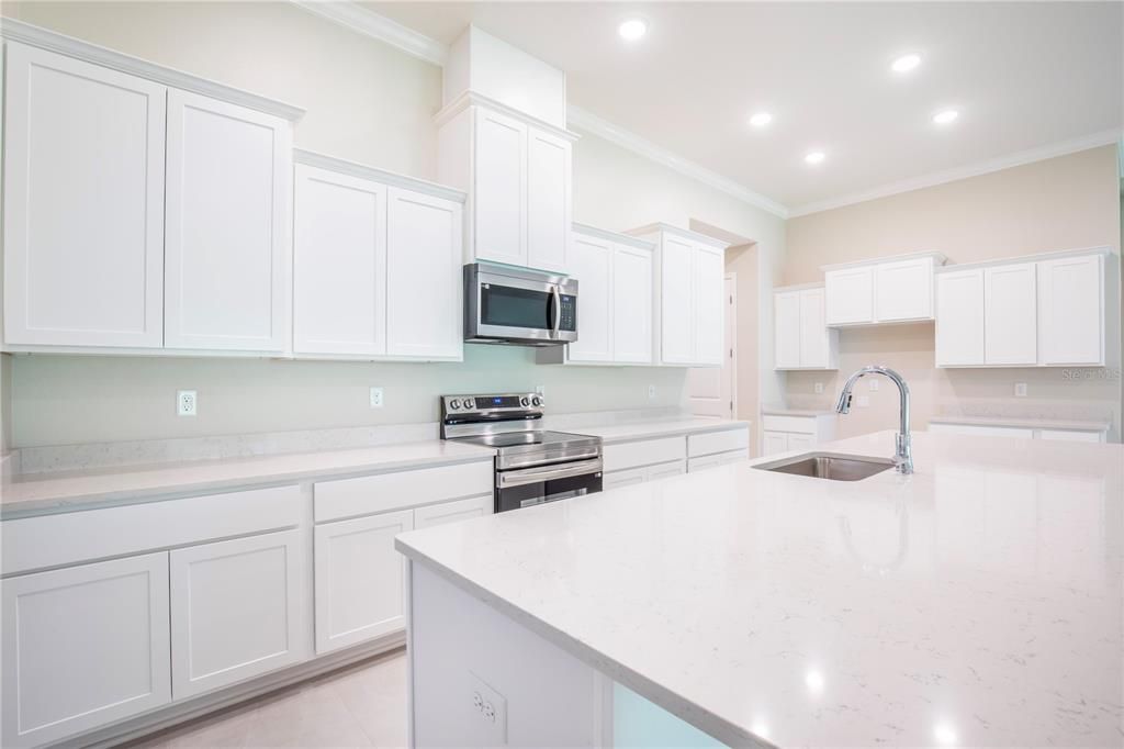 Под контрактом: $559,900 (4 спален, 3 ванн, 3130 Квадратных фут)