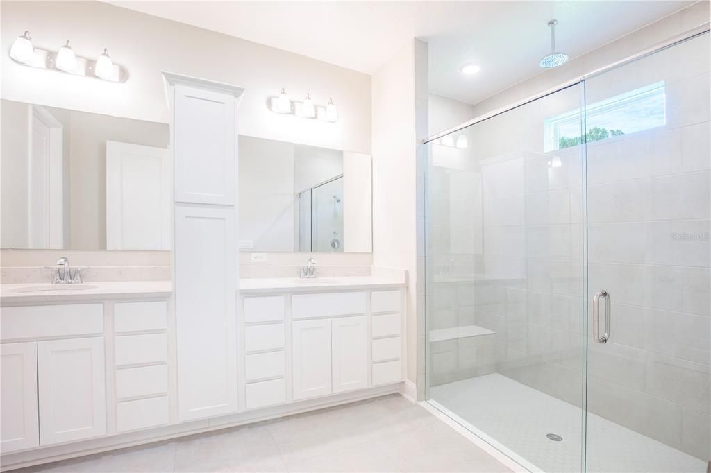 Под контрактом: $559,900 (4 спален, 3 ванн, 3130 Квадратных фут)