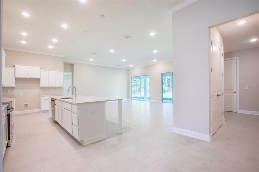 Под контрактом: $559,900 (4 спален, 3 ванн, 3130 Квадратных фут)