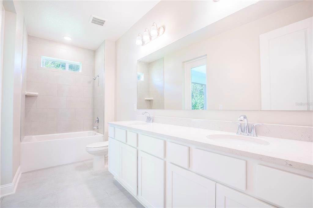 Под контрактом: $559,900 (4 спален, 3 ванн, 3130 Квадратных фут)