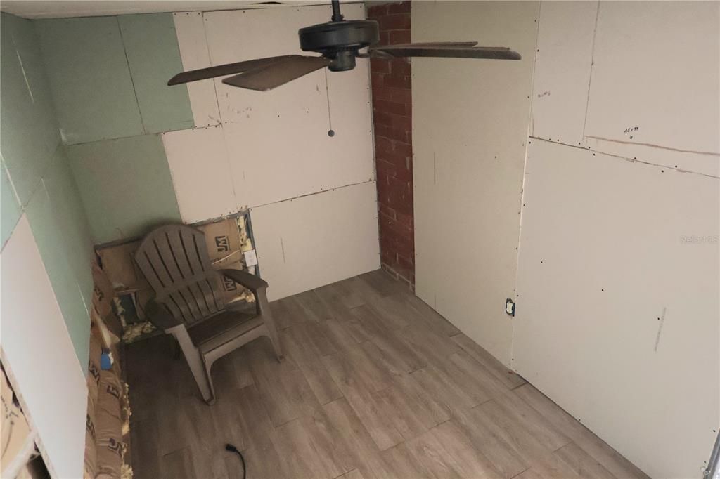 Под контрактом: $210,000 (3 спален, 1 ванн, 1120 Квадратных фут)