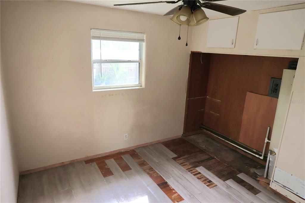 Под контрактом: $210,000 (3 спален, 1 ванн, 1120 Квадратных фут)