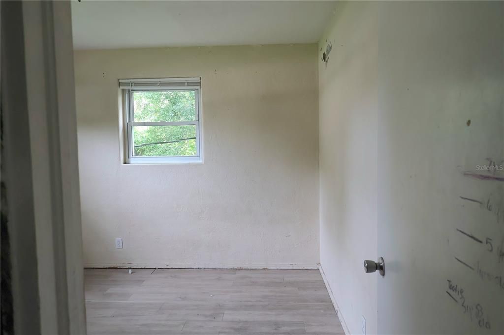 Под контрактом: $210,000 (3 спален, 1 ванн, 1120 Квадратных фут)