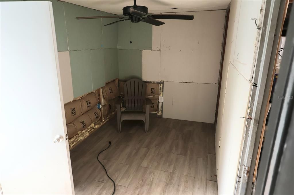 Под контрактом: $210,000 (3 спален, 1 ванн, 1120 Квадратных фут)