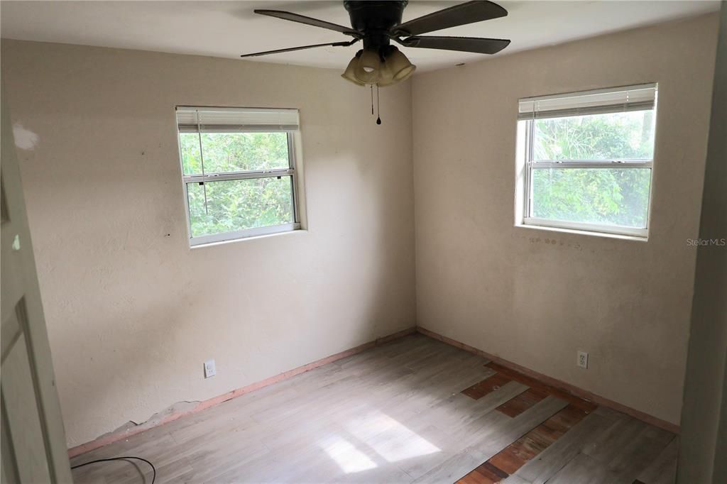 Под контрактом: $210,000 (3 спален, 1 ванн, 1120 Квадратных фут)