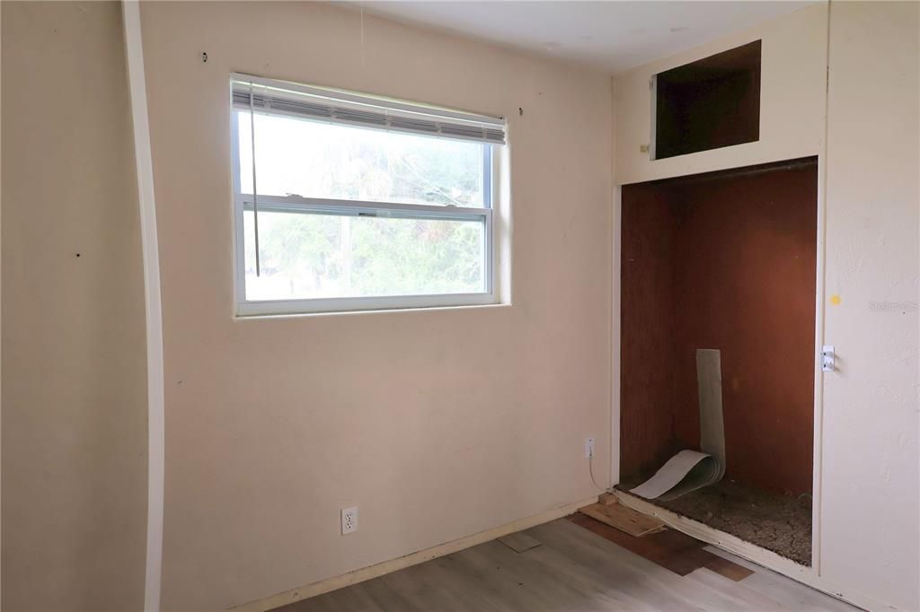 Под контрактом: $210,000 (3 спален, 1 ванн, 1120 Квадратных фут)