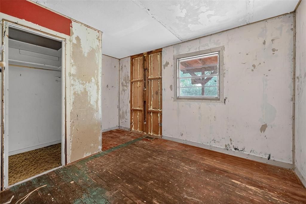 待售: $225,000 (2 贝兹, 1 浴室, 908 平方英尺)