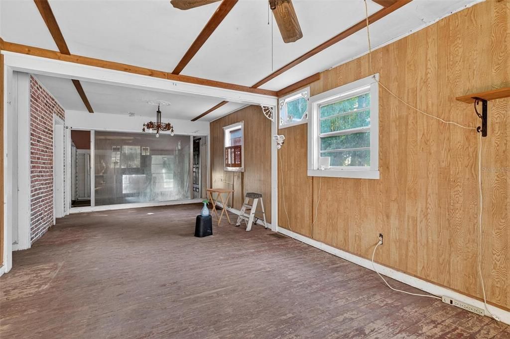 待售: $225,000 (2 贝兹, 1 浴室, 908 平方英尺)