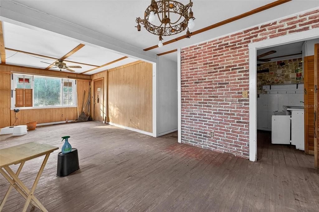 待售: $225,000 (2 贝兹, 1 浴室, 908 平方英尺)