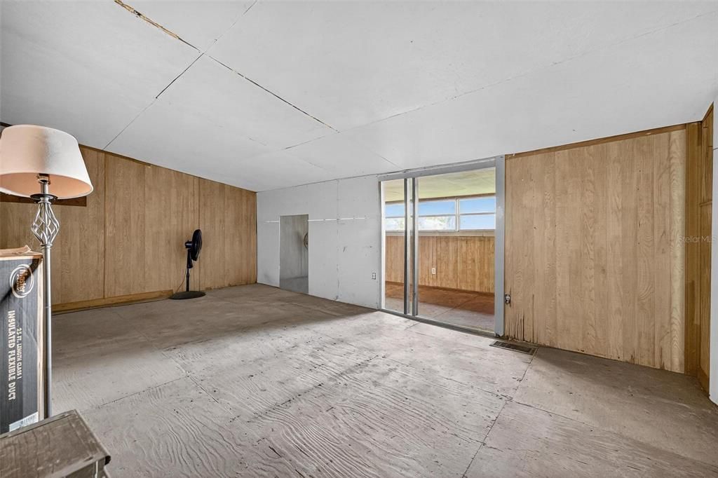 待售: $225,000 (2 贝兹, 1 浴室, 908 平方英尺)