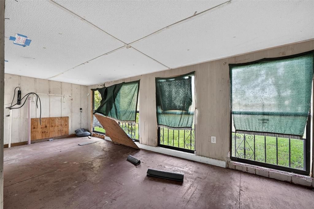 待售: $225,000 (2 贝兹, 1 浴室, 908 平方英尺)