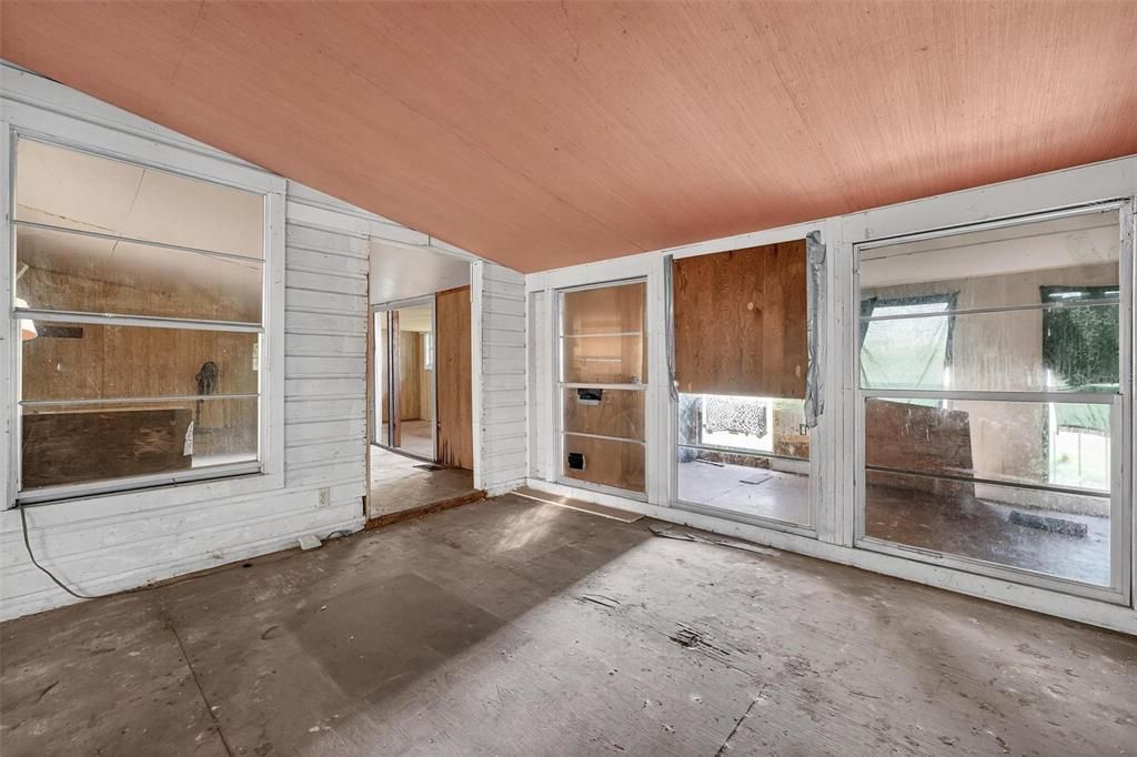 待售: $225,000 (2 贝兹, 1 浴室, 908 平方英尺)