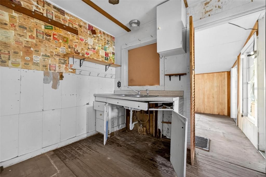 待售: $225,000 (2 贝兹, 1 浴室, 908 平方英尺)