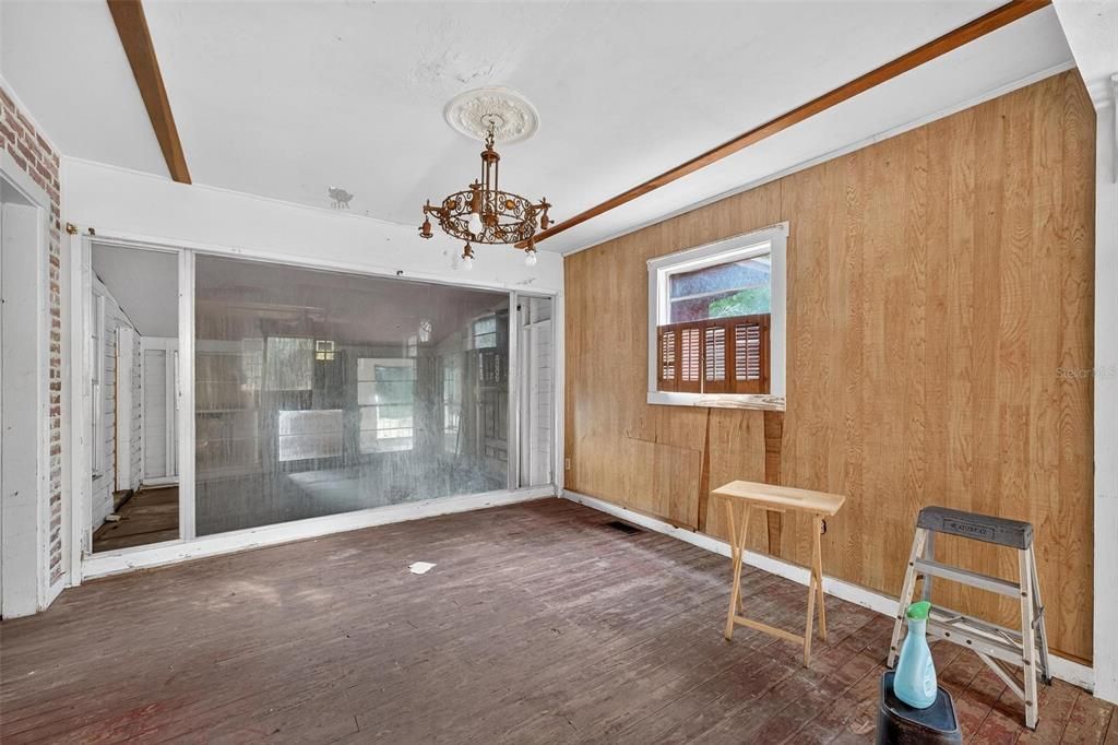 待售: $225,000 (2 贝兹, 1 浴室, 908 平方英尺)