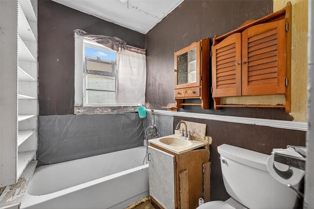 待售: $225,000 (2 贝兹, 1 浴室, 908 平方英尺)