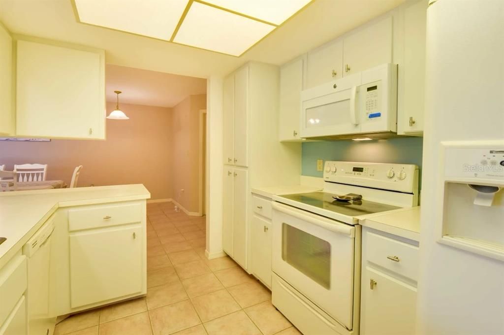 合同活跃: $2,000 (3 贝兹, 2 浴室, 1693 平方英尺)