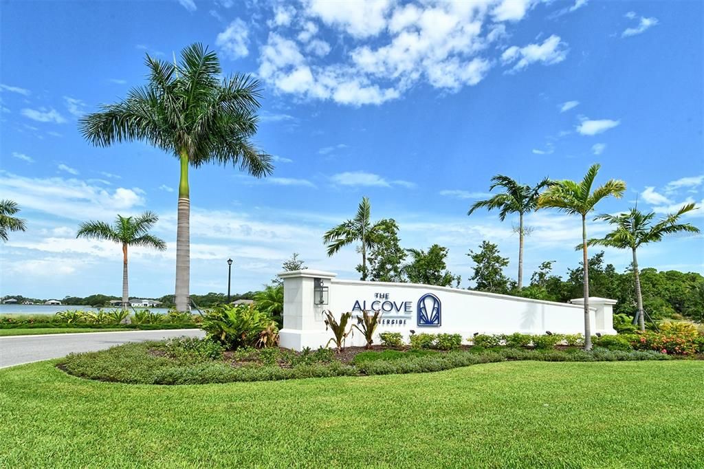 合同活跃: $1,289,990 (3 贝兹, 3 浴室, 2567 平方英尺)