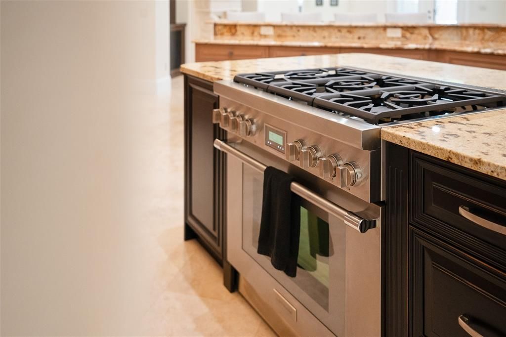 Под контрактом: $2,650,000 (5 спален, 6 ванн, 7621 Квадратных фут)