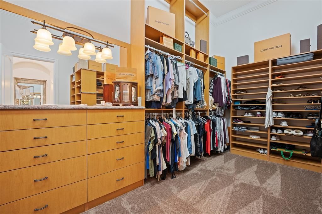 Под контрактом: $2,650,000 (5 спален, 6 ванн, 7621 Квадратных фут)