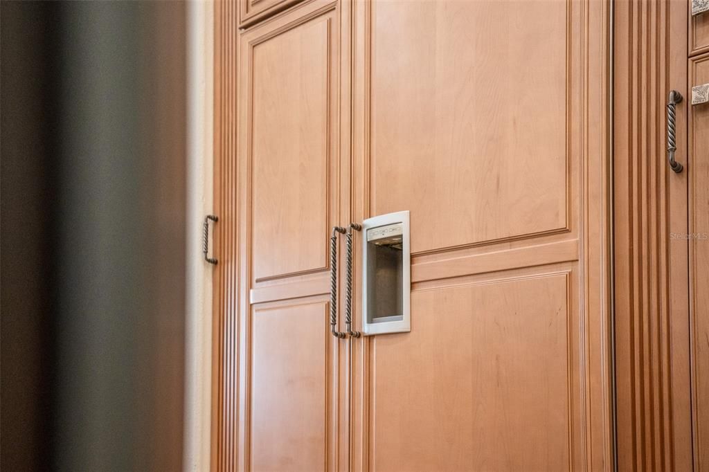 Под контрактом: $2,650,000 (5 спален, 6 ванн, 7621 Квадратных фут)