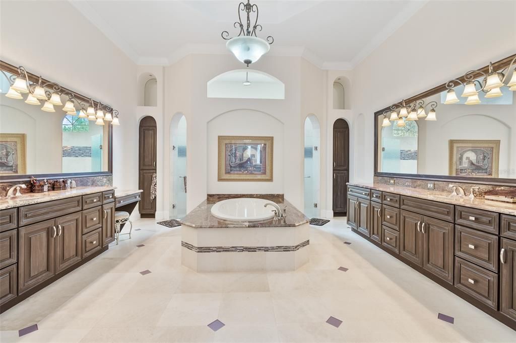 Под контрактом: $2,650,000 (5 спален, 6 ванн, 7621 Квадратных фут)