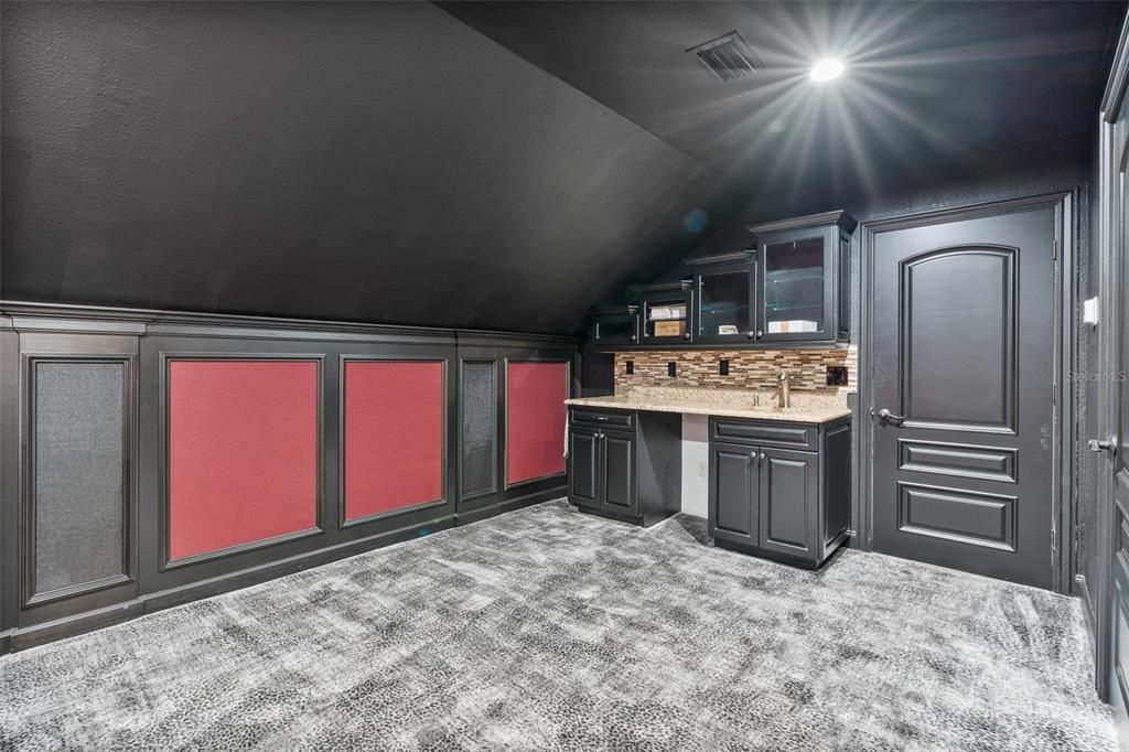 Под контрактом: $2,650,000 (5 спален, 6 ванн, 7621 Квадратных фут)