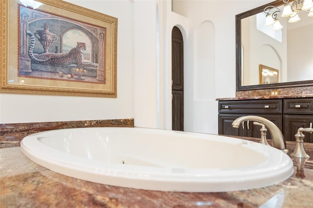 Под контрактом: $2,650,000 (5 спален, 6 ванн, 7621 Квадратных фут)