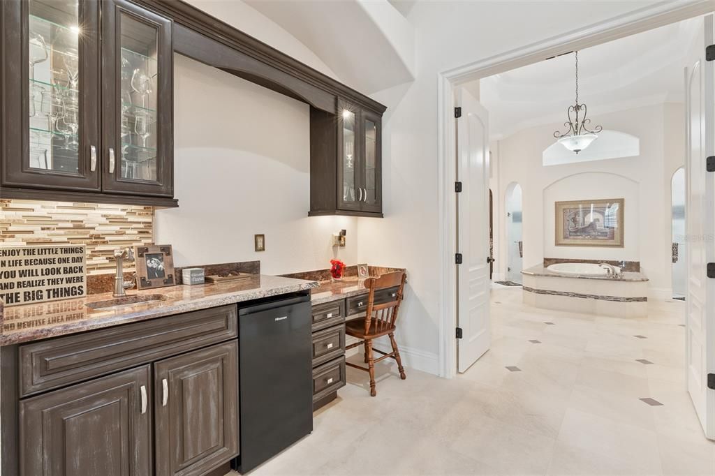 Под контрактом: $2,650,000 (5 спален, 6 ванн, 7621 Квадратных фут)