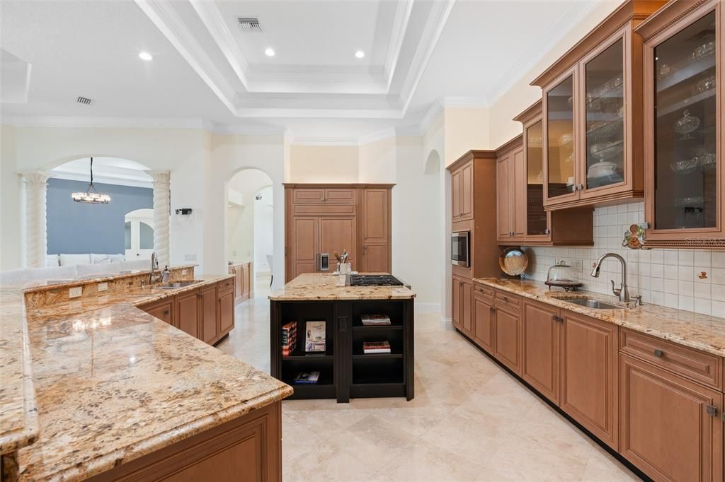 Под контрактом: $2,650,000 (5 спален, 6 ванн, 7621 Квадратных фут)