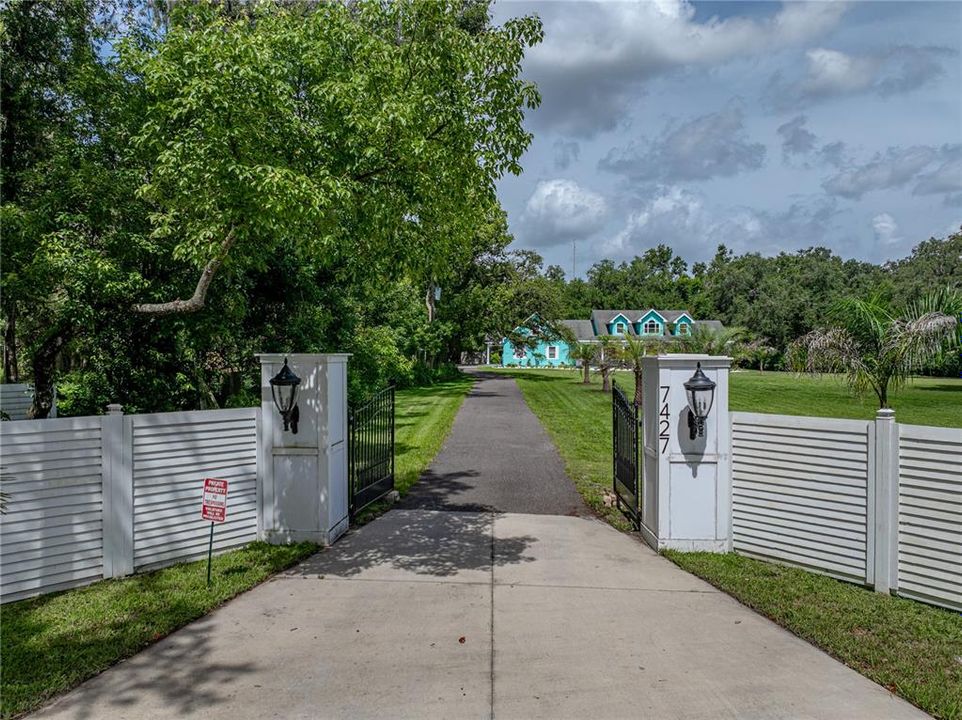 For Sale: $999,999 (5 beds, 4 baths, 4242 Square Feet)