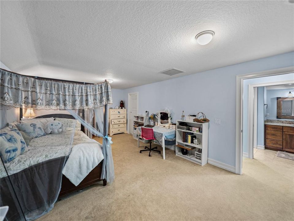 For Sale: $999,999 (5 beds, 4 baths, 4242 Square Feet)