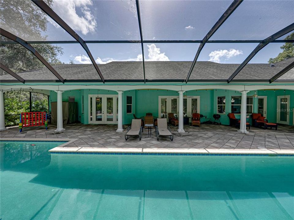 For Sale: $999,999 (5 beds, 4 baths, 4242 Square Feet)