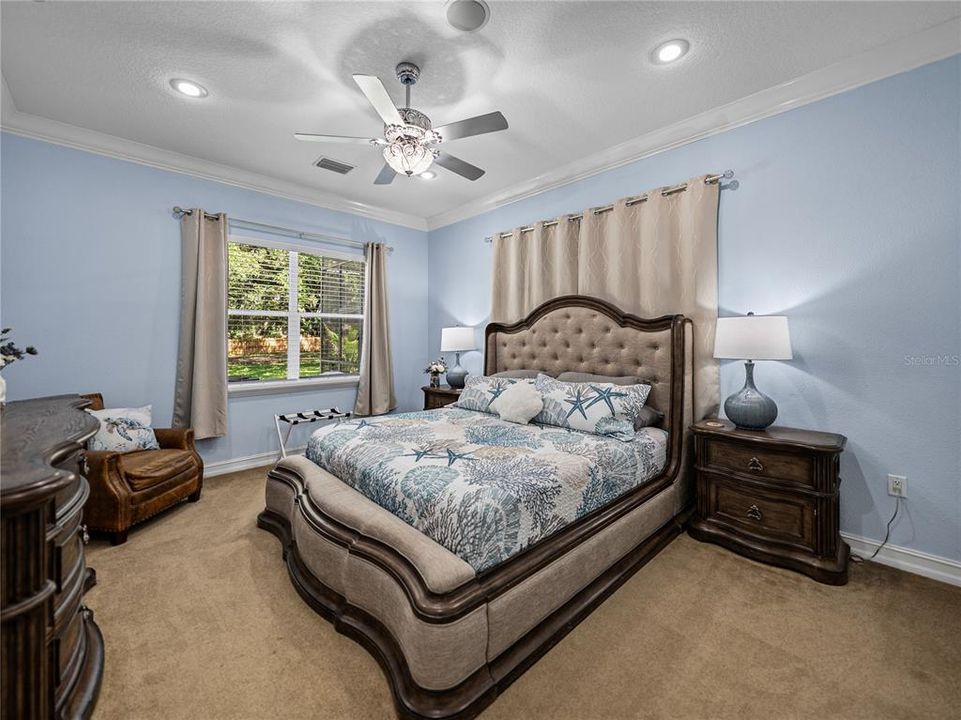 For Sale: $999,999 (5 beds, 4 baths, 4242 Square Feet)