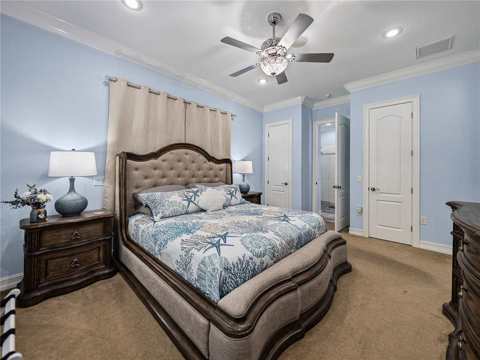 For Sale: $999,999 (5 beds, 4 baths, 4242 Square Feet)