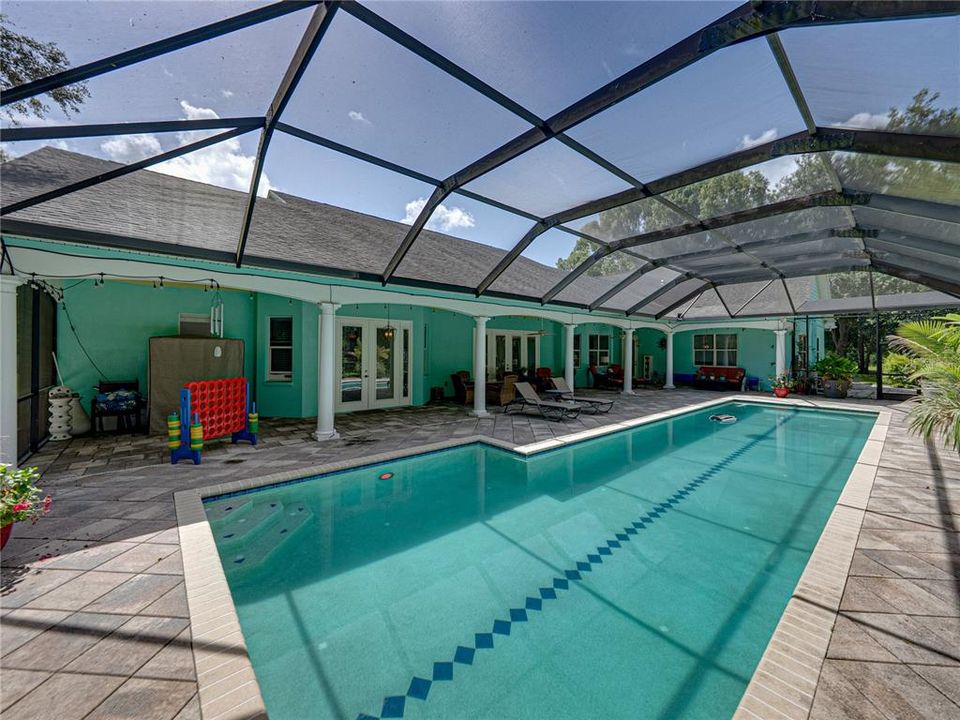 For Sale: $999,999 (5 beds, 4 baths, 4242 Square Feet)