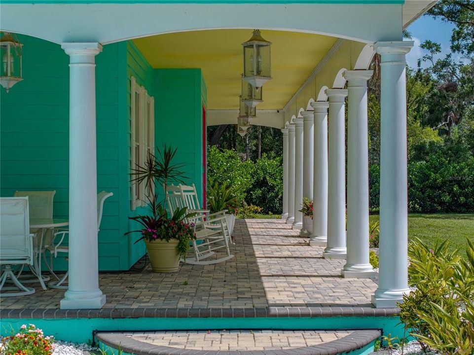 For Sale: $999,999 (5 beds, 4 baths, 4242 Square Feet)