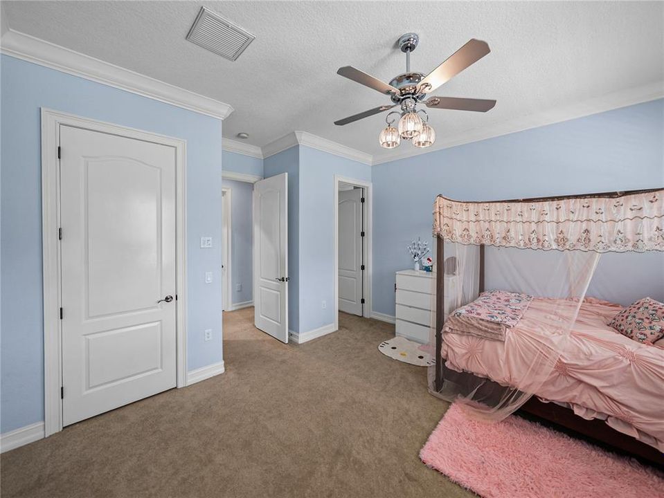 For Sale: $999,999 (5 beds, 4 baths, 4242 Square Feet)