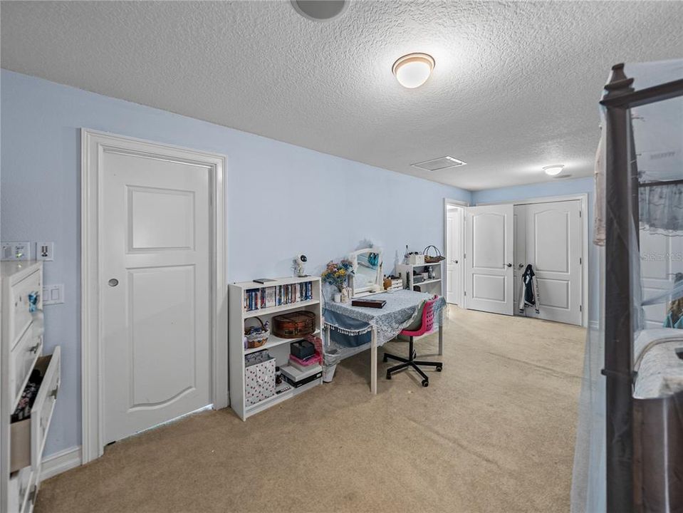 For Sale: $999,999 (5 beds, 4 baths, 4242 Square Feet)