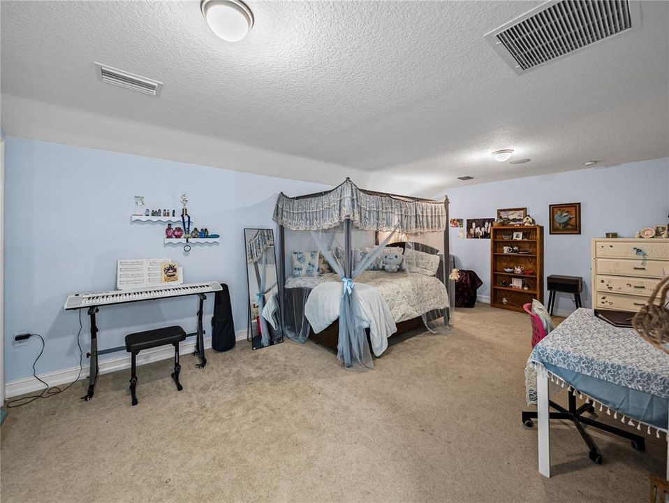 For Sale: $999,999 (5 beds, 4 baths, 4242 Square Feet)