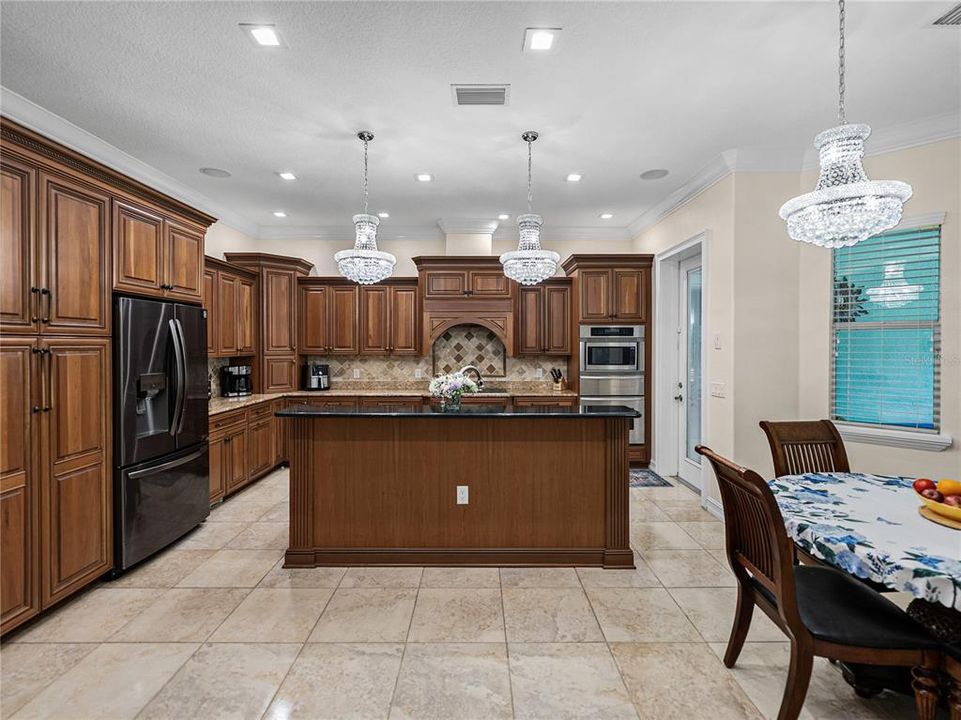 For Sale: $999,999 (5 beds, 4 baths, 4242 Square Feet)