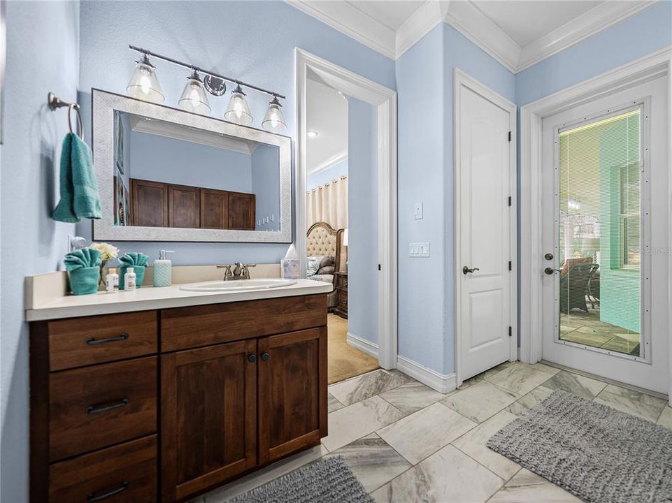 For Sale: $999,999 (5 beds, 4 baths, 4242 Square Feet)