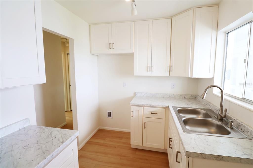 合同活跃: $72,900 (1 贝兹, 1 浴室, 576 平方英尺)