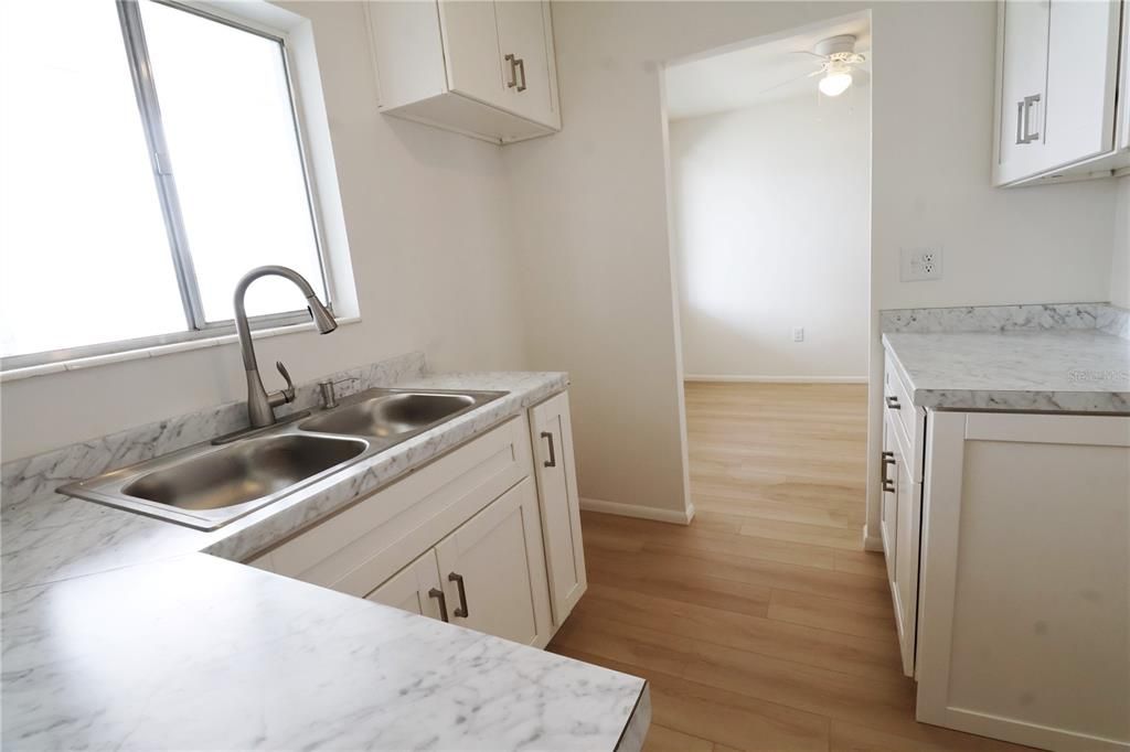 合同活跃: $72,900 (1 贝兹, 1 浴室, 576 平方英尺)