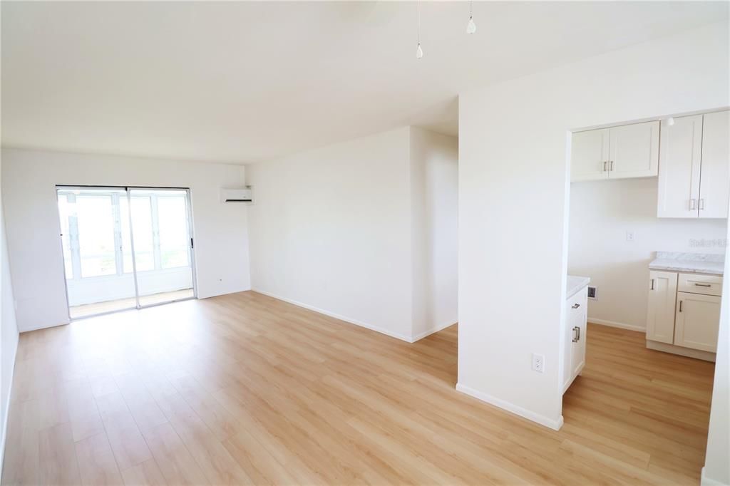 合同活跃: $72,900 (1 贝兹, 1 浴室, 576 平方英尺)