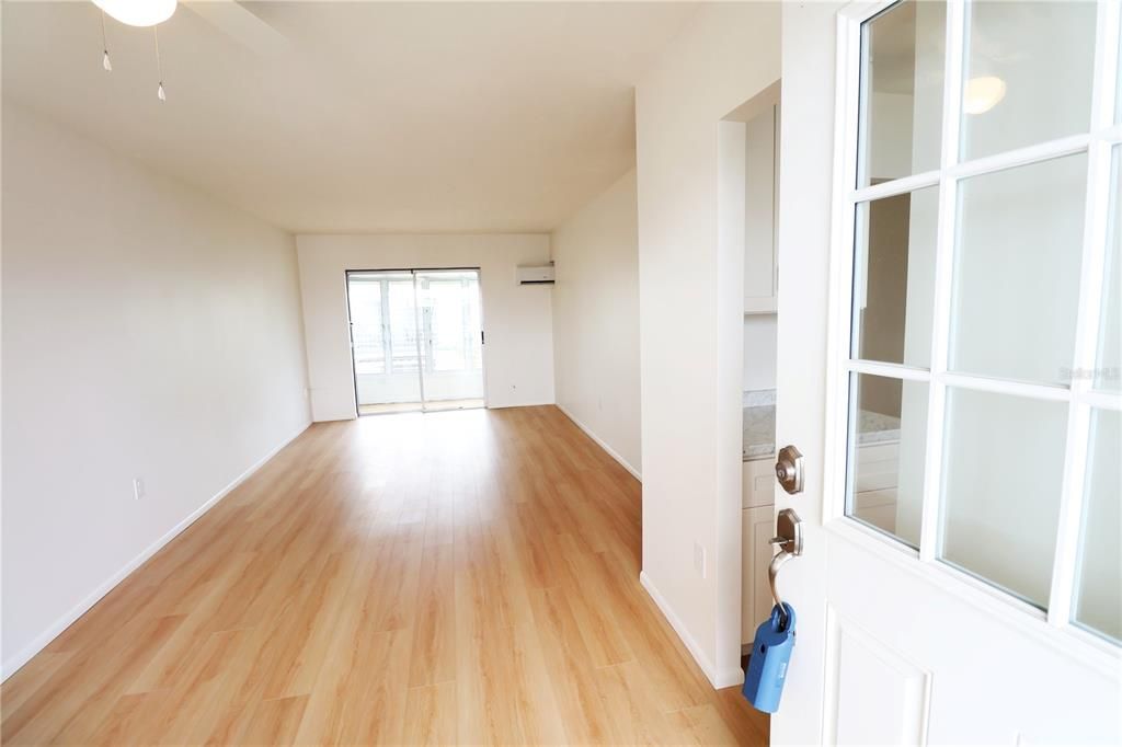 合同活跃: $72,900 (1 贝兹, 1 浴室, 576 平方英尺)