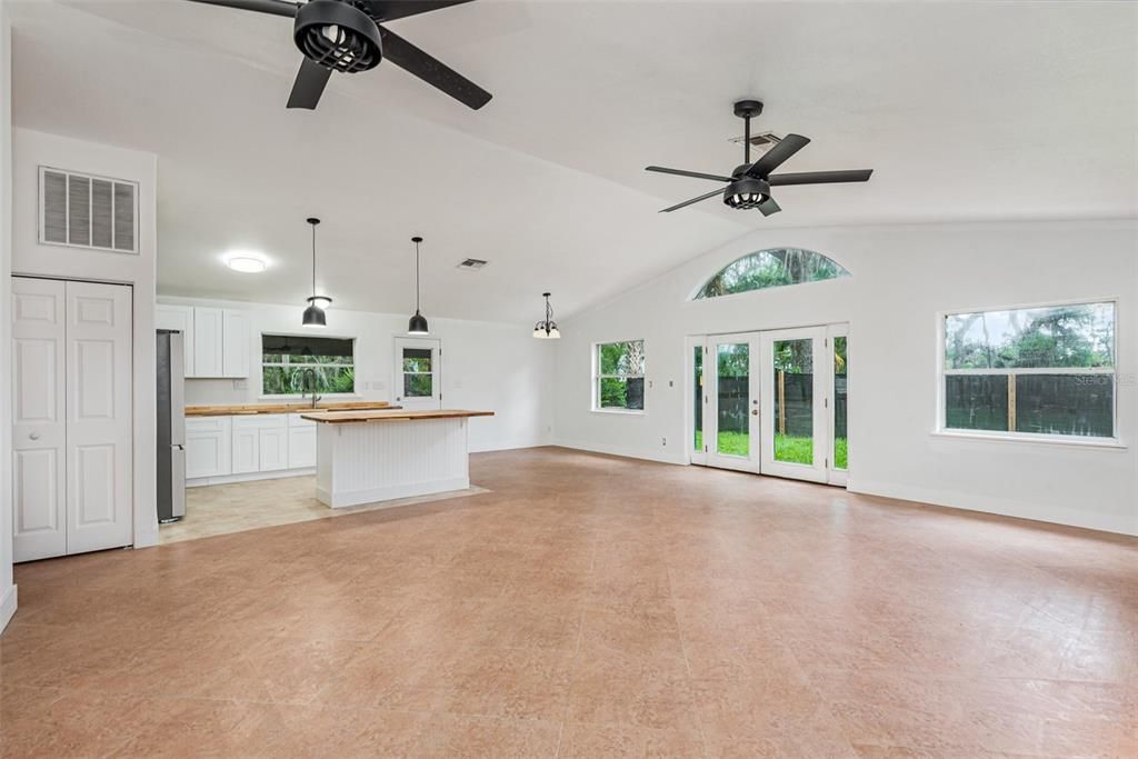 待售: $375,000 (4 贝兹, 2 浴室, 2048 平方英尺)