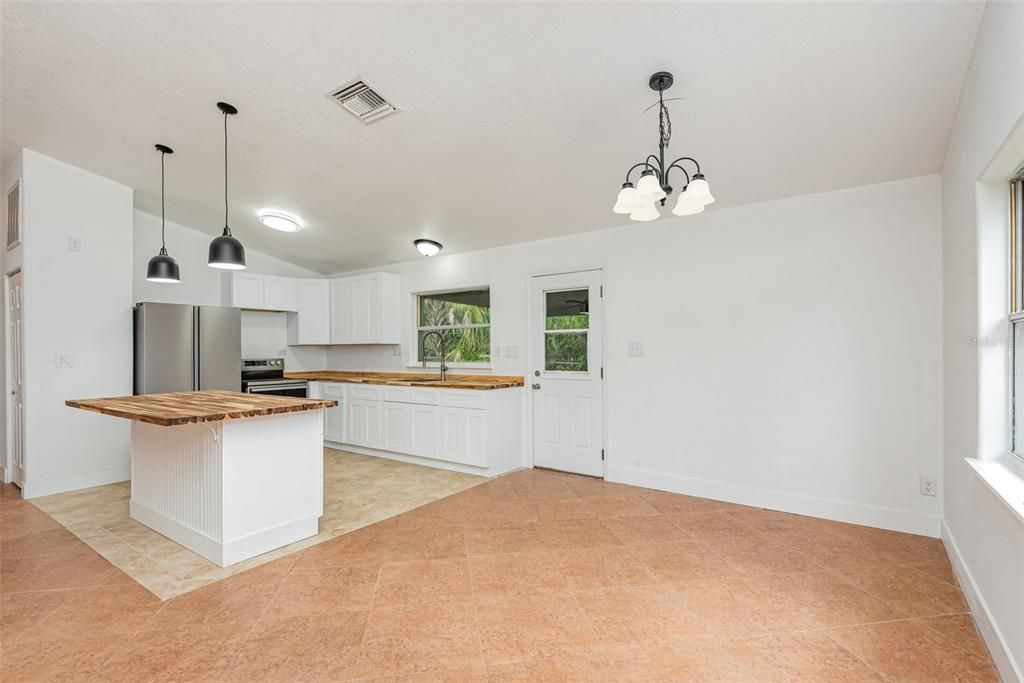 待售: $375,000 (4 贝兹, 2 浴室, 2048 平方英尺)